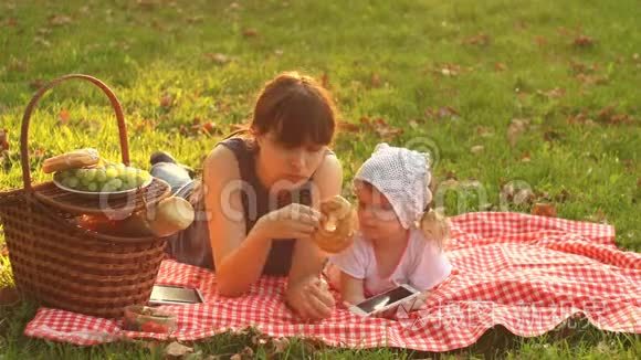 妈妈和女儿在日落时野餐视频