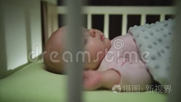 熟睡中的新生婴儿娃娃特写镜头