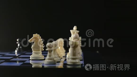 黑色背景下的棋盘和棋子游戏视频