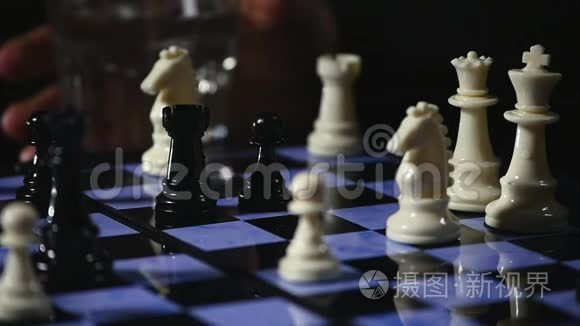 黑色背景下的棋盘和棋子游戏视频