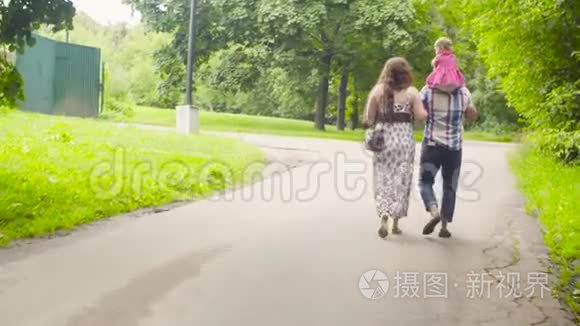快乐的父母和小女孩在公园散步视频