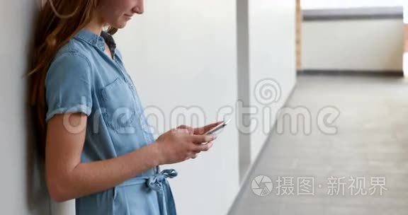 快乐女生在走廊里用手机