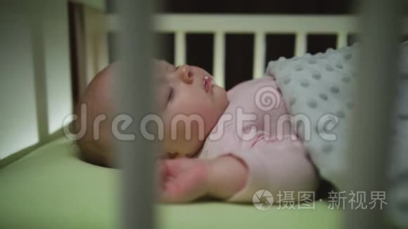 睡眠新生儿多莉镜头近景的侧面观察