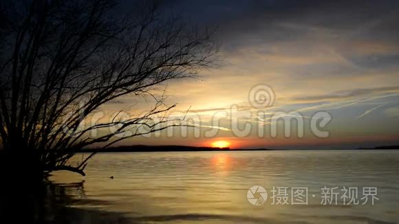 日落于湖面视频