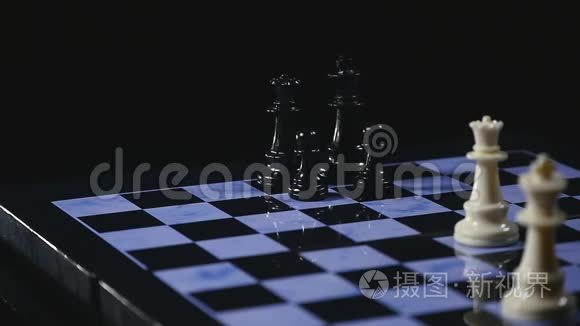 黑色背景下的棋盘和棋子游戏视频