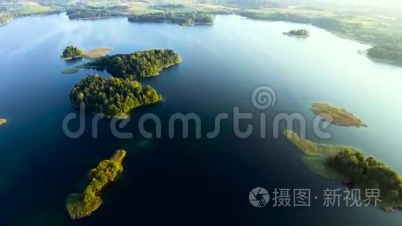 蓝色湖泊中的绿色岛屿视频