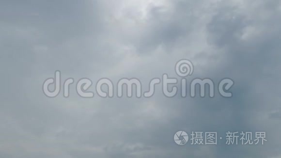 灰雨云在天空中移动。 时间流逝