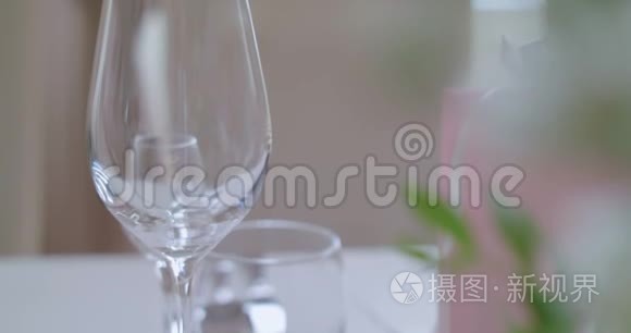 为婚礼晚餐装饰的桌子视频