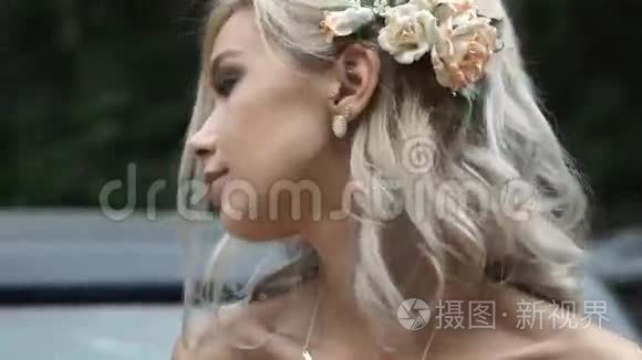 新娘穿着婚纱摆姿势视频