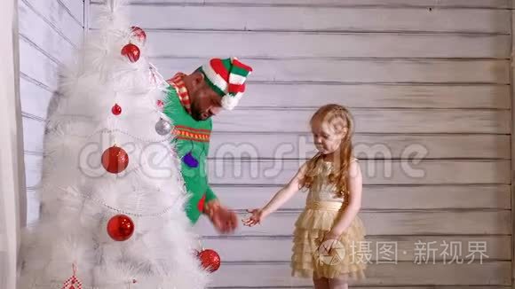 一家人围着圣诞树装饰它视频