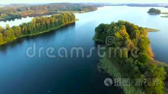 蓝色湖泊中的绿色岛屿视频