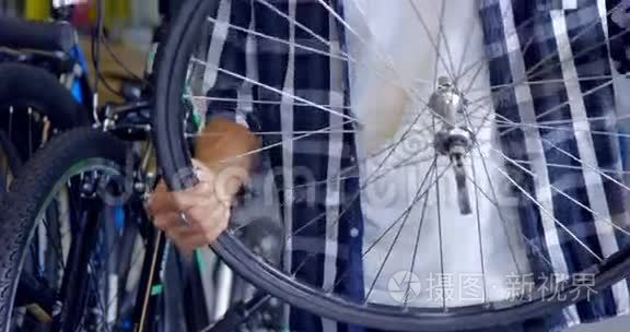 修理车间自行车的技工视频