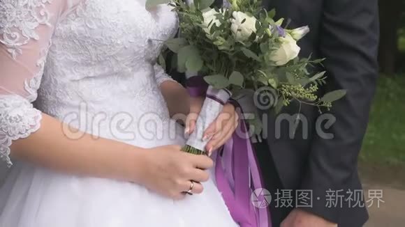 婚礼上新郎新娘相互拥抱视频