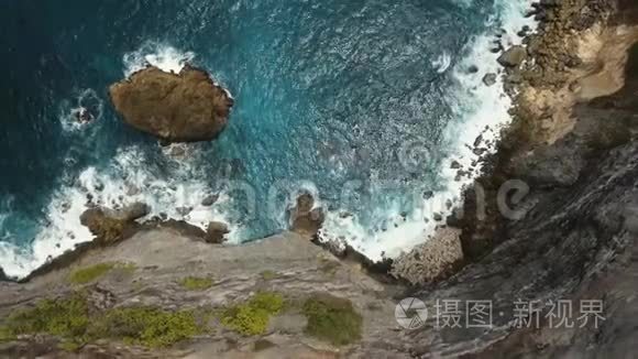 印尼巴厘岛努沙半岛的悬崖大海和海浪