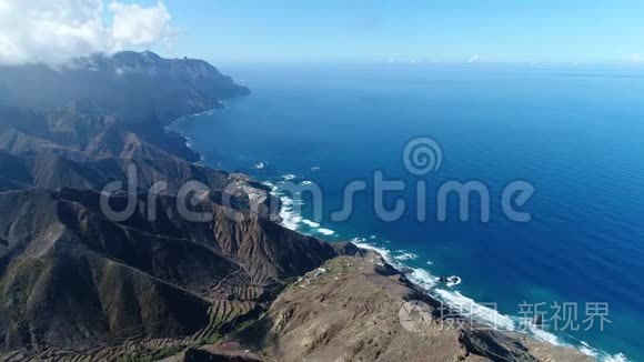 在海岸附近的美丽山脉飞行视频