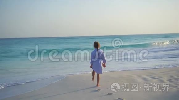 加勒比海度假期间，可爱的小女孩在海滩上散步