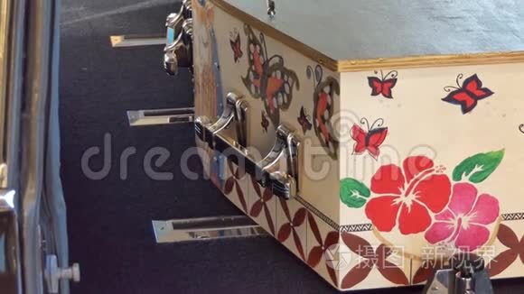 墓地葬礼或葬礼前在灵车或礼拜堂里的彩色棺材短视频