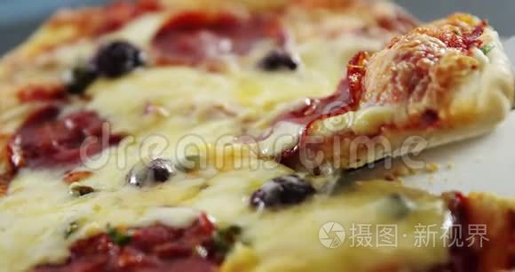 桌上美味的意大利披萨视频