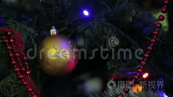 圣诞和新年树装饰、花环和玩具