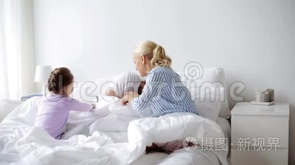 快乐的一家人在家睡觉视频
