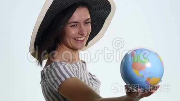 女人拿着全球孤立的白色背景视频
