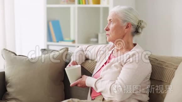 家里有一杯茶或咖啡的老妇人视频