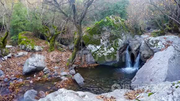 瀑布美丽的自然景观