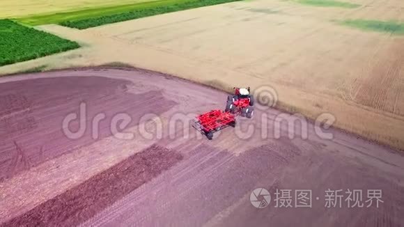 从事农业领域工作的农业机械.. 农业产业