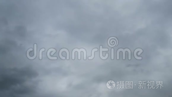 灰雨云在天空中移动。 时间流逝