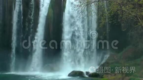 瀑布美丽的自然景观视频