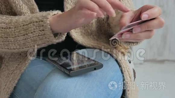 女人用信用卡在智能手机上购物视频