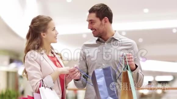 商场购物袋快乐小夫妻视频