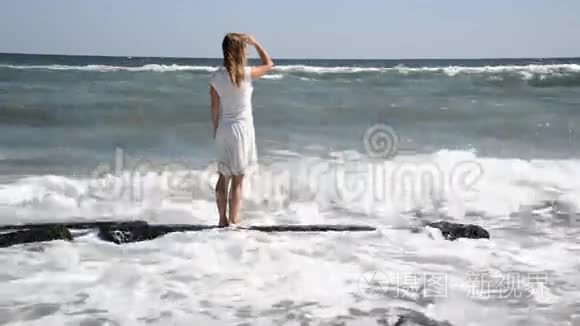 站在海滩上的女孩