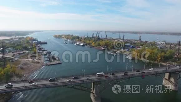 桥上交通的空中镜头视频