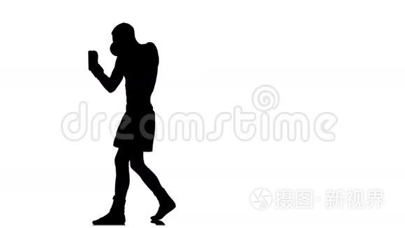 训练拳击手。 白色摄影棚背景的黑色剪影