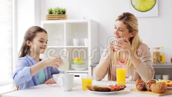 幸福的家庭在家厨房吃早餐视频