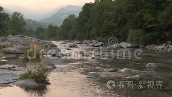 意大利山区日落时的山河视频