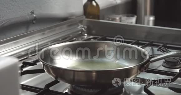 烹饪韭菜和帕尔马饭视频视频