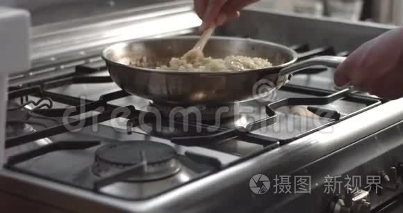 烹饪韭菜和帕尔马饭视频视频