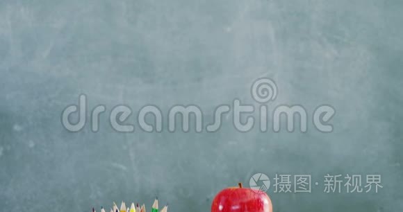 书堆上的苹果和桌上的学校用品视频