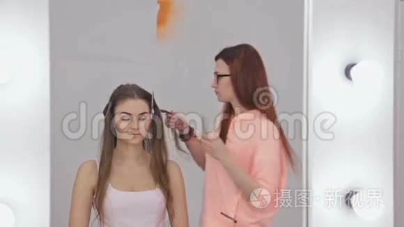 为年轻美女做发型的专业理发师视频