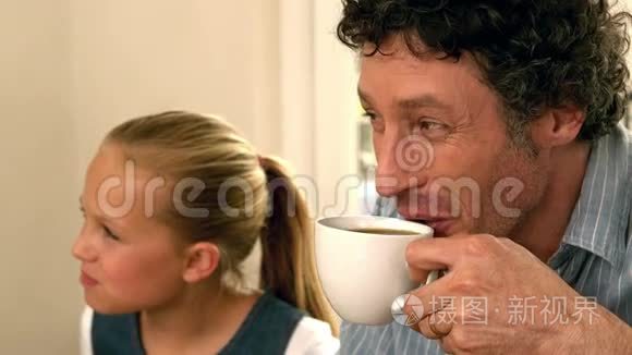 可爱的父亲在喝咖啡视频