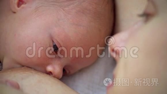 母亲母乳喂养她的新生儿