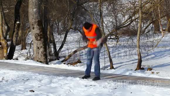 在人行道上拿着雪铲的人视频