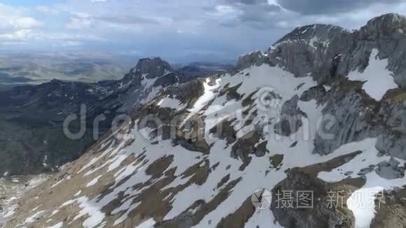 黑山杜米托山脉的鸟瞰图视频