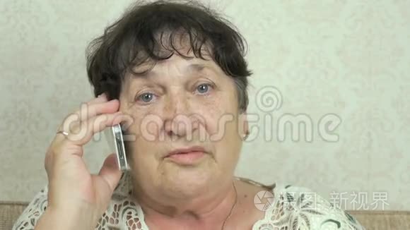 老奶奶在用手机说话视频