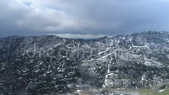 黑山杜米托山脉的鸟瞰图视频