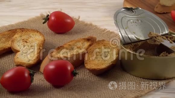 木制桌子上有面包的新鲜馅饼视频