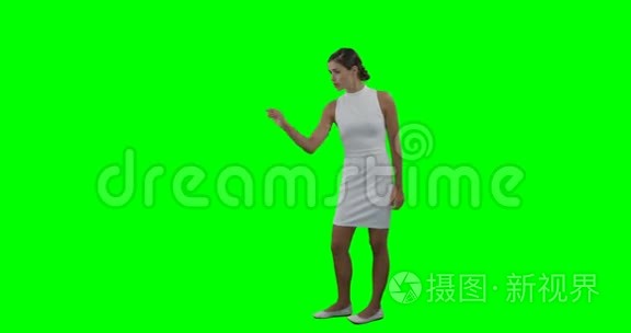 女商人触摸未来的数字屏幕