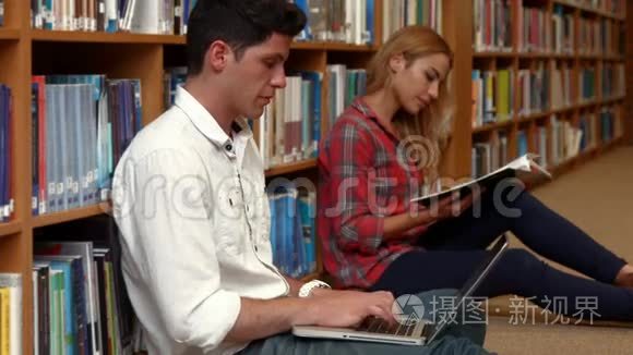 学生在图书馆复习